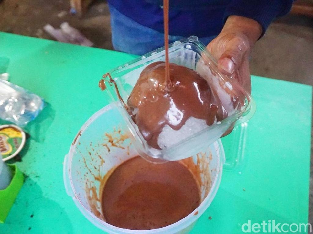 Wah! Pemuda Malaysia Ramai-ramai Bikin Es Kepal Milo dari Salju