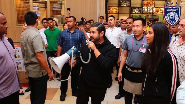 Kehebohan Saat Pangeran Johor Bayar Belanjaan Pengunjung Rp 3,5 M