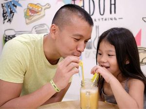 So Sweet! Begini Kebersamaan Samuel Rizal dengan Sang Anak Saat Makan