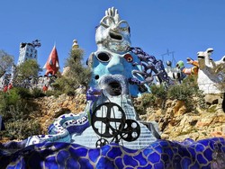 Ke Italia Jangan Cuma Nonton Bola, Ada Taman Kartu Tarot Lho