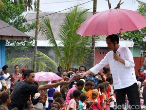 Lewat Vlog, Jokowi Ungkap Alasan Pakai Sneakers Saat Blusukan