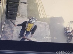 Aksi Rampok Rp 300 Juta Uang Nasabah Bank di Tegal Terekam CCTV