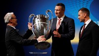 Marchetti secara simbolis menyerahkan trofi Liga Champions kepada Klitschko sang walikota Kiev. (Foto: Stefan Wermuth/Reuters)