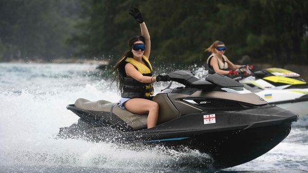 Foto: Gaya Sporty Seksi Finalis Miss Universe Main Jet Ski di Pulau Seribu