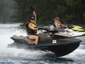 Foto: Gaya Sporty Seksi Finalis Miss Universe Main Jet Ski di Pulau Seribu