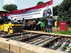 Polisi Musnahkan Miras Oplosan dari Pabrik di Ciputat