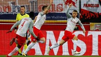 Di menit ke-76, Salzburg kembali merobek gawang Lazio melalui Stefan Lainer untuk memimpin 4-1.  Foto: Leonhard Foeger/Reuters