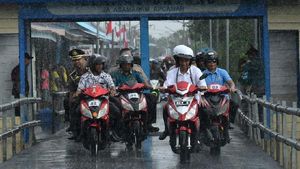 Hujan-hujanan, Jokowi Cek Infrastruktur di Asmat