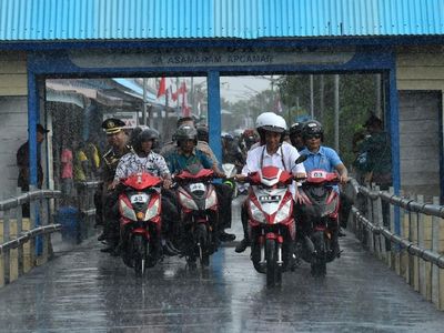 Hujan-hujanan, Jokowi Cek Infrastruktur di Asmat