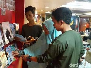 Radmiadi dan Kisah Pojok Baca di Kapal Feri Selat Sunda