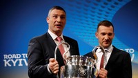 Klitschko dan Shevchenko kemudian pose bersama dengan piala berjuluk si Kuping Besar. (Foto: Stefan Wermuth/Reuters)