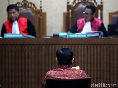 Tingkah Novanto di Sidang Sebelum Vonis: Tidur hingga Menangis
