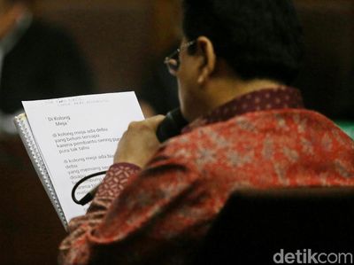 Momen Novanto Baca Puisi saat Pleidoi
