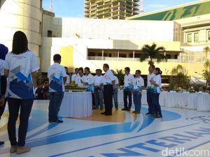 Rayakan Ulang Tahun Kementerian BUMN, Rini Potong Tumpeng