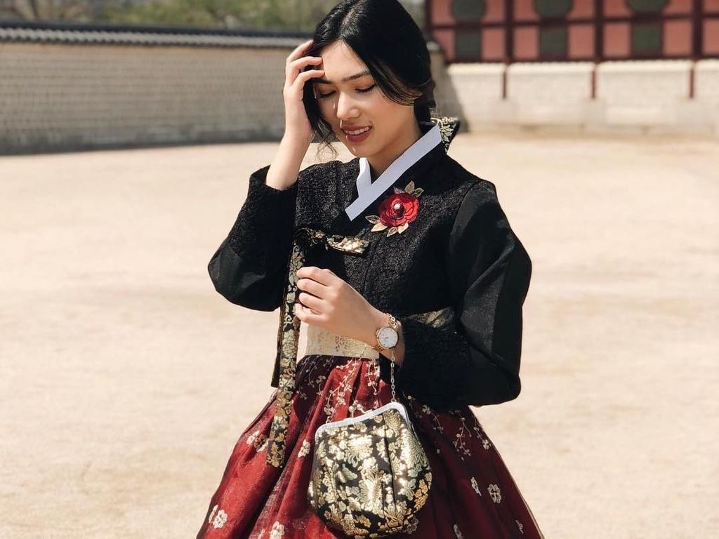 Pakai Hanbok, Kecantikan Isyana Sarasvati Disebut Mirip Park Shin Hye Pakai Hanbok, Kecantikan Isyana Sarasvati Disebut Mirip Park Shin Hye