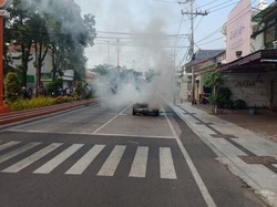 Diduga Korsleting, Mobil Sedan Terbakar di Kota Mojokerto