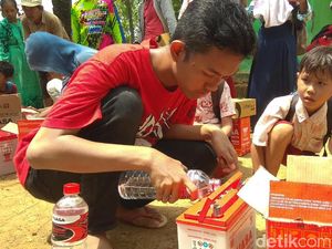 Belum Teraliri Listrik, Kampung Cilele Kini Terang oleh Lampu Limar Belum Teraliri Listrik, Kampung Cilele Kini Terang oleh Lampu Limar