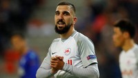 Cuma berselang semenit, Salzburg menyamakan skor menjadi 1-1 lewat Moanes Dabour. Foto: Leonhard Foeger/Reuters