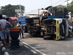 Truk Muat Pasir Terguling di Raya Bangil, Lalin Macet 3 Km