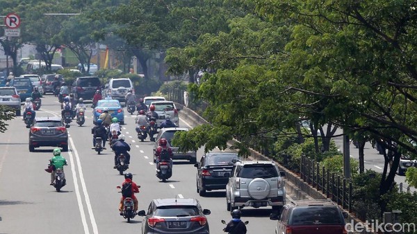 Pemberlakuan ERP di Jalan Margonda Pemberlakuan ERP di Jalan Margonda
Sejumlah kendaraan melintas di Jalan Margonda Raya, Depok, Jawa Barat, Jumat (13/4). Pemerintah Provinsi Jawa Barat mewacanakan penerapan jalan berbayar atau Electronic Road Pricing (ERP) di ruas jalan Margonda Raya untuk mengatasi masalah kemacetan di kawasan itu, sementara Pemkot Depok akan mengkaji usulan tersebut. Grandyos Zafna/detikcom