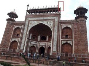 Pilar Menara di Taj Mahal Roboh Akibat Angin Badai