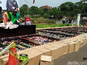 Pabrik Miras Oplosan di Ciputat Beromzet Rp 16 Juta Per Hari Pabrik Miras Oplosan di Ciputat Beromzet Rp 16 Juta Per Hari