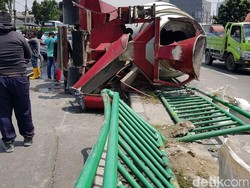 Truk Molen Terguling dan Timpa Mobil di Jatibaru