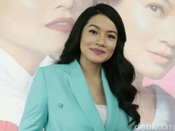 Cara Titi Kamal Jaga Mood Tetap Happy Saat Temani Anak Bermain