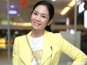 Bunga Zainal Shining in Yellow Bunga Zainal Shining in Yellow