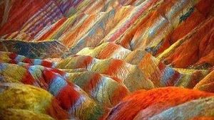 Foto: Bukit Pelangi Nan Ajaib di China