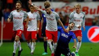 Hingga menit ke-70, skor masih berimbang 1-1 dan Lazio masih unggul agregat 5-3. Tapi, tak berselang lama, comeback luar biasa Salzburg dimulai. Foto: Leonhard Foeger/Reuters