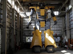 Keren! Pria Ini Bikin Sendiri Robot Raksasa ala Gundam