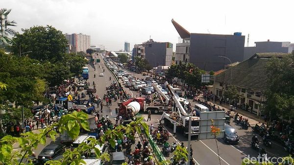 Penampakan Macet Parah di Tn Abang Gara-gara Truk Molen Terguling