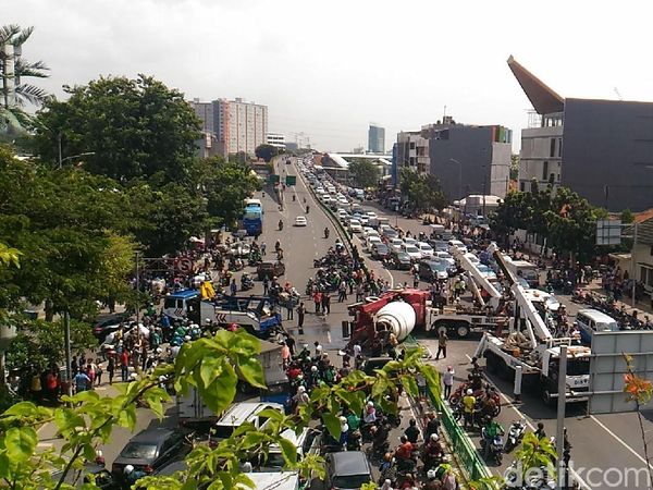 Penampakan Macet Parah di Tn Abang Gara-gara Truk Molen Terguling