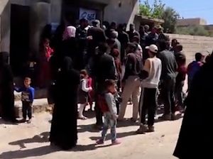 Pengungsi Suriah Antre Roti Bantuan Indonesia Pengungsi Suriah Antre Roti Bantuan Indonesia