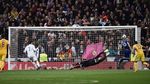 Deretan Meme Gol Hadiah yang Bikin Kane Baper