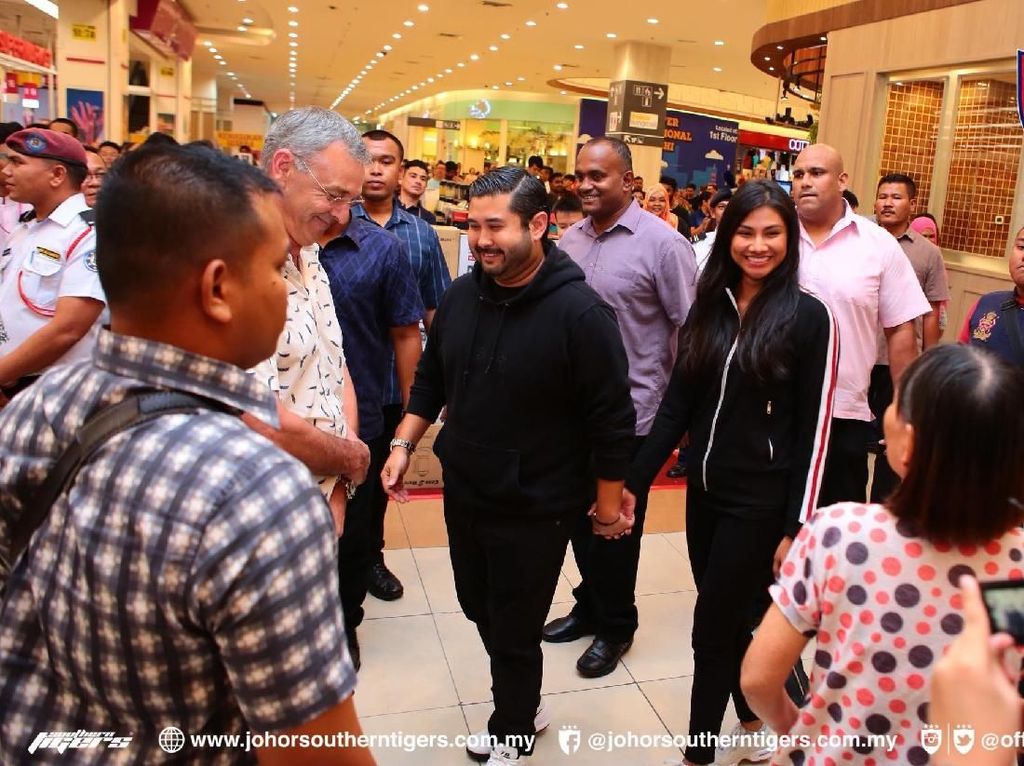 Ungkapan Gembira Pengunjung Mal yang Ditraktir Pangeran Johor Ungkapan Gembira Pengunjung Mal yang Ditraktir Pangeran Johor