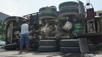 Foto: Evakuasi Truk Molen yang Terguling di Jatibaru