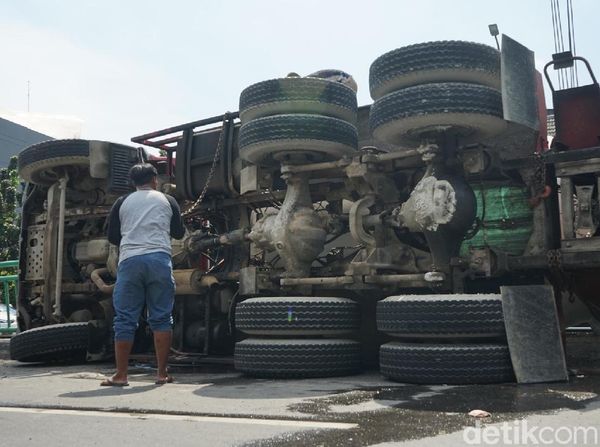 Foto: Evakuasi Truk Molen yang Terguling di Jatibaru