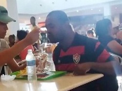 Suapi Pelanggan Cacat, Pegawai Resto Cepat Saji Ini Banjir Pujian