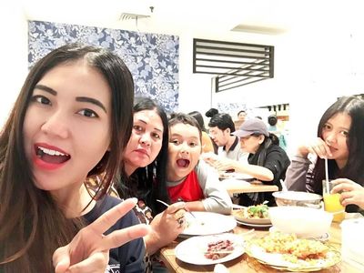 Mengintip Keseruan Via Vallen Saat Makan Bersama Keluarga