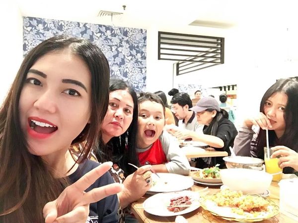 Mengintip Keseruan Via Vallen Saat Makan Bersama Keluarga