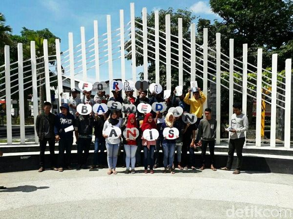 Aksi Sekelompok Anak Muda di Situbondo Capreskan Anies Baswedan