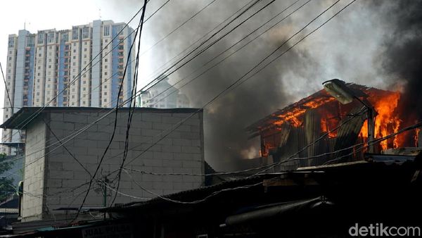 Foto-foto Kebakaran di Pemukiman Belakang Polsek Kemayoran