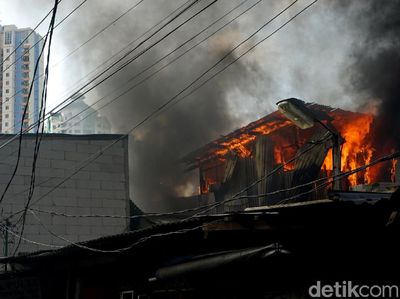 Foto-foto Kebakaran di Pemukiman Belakang Polsek Kemayoran
