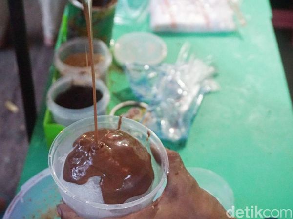 Mencicip Lelehan Cokelat Es Milo Kepal yang Lagi Viral