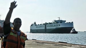 Kapal Pembawa Kereta LRT Merapat di Tanjung Priok