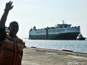 Kapal Pembawa Kereta LRT Merapat di Tanjung Priok