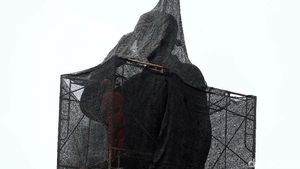 Patung Sudirman yang Bolong Diperbaiki