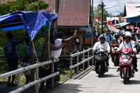 Jokowi dikala naik motor listrik di Papua